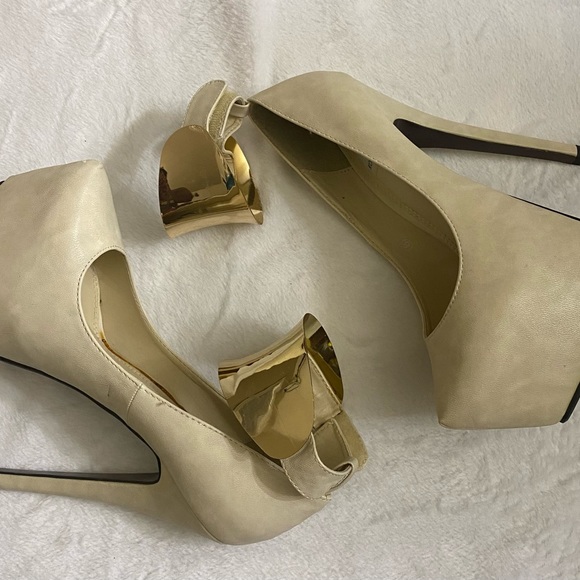 High heel platform with gold ankle bangle. - Picture 3 of 5